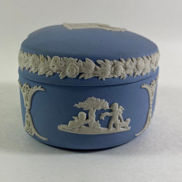 Wedgwood Pale Blue Jasperware Bean Shaped Trinket Box & Lid - Picture 5 of 8